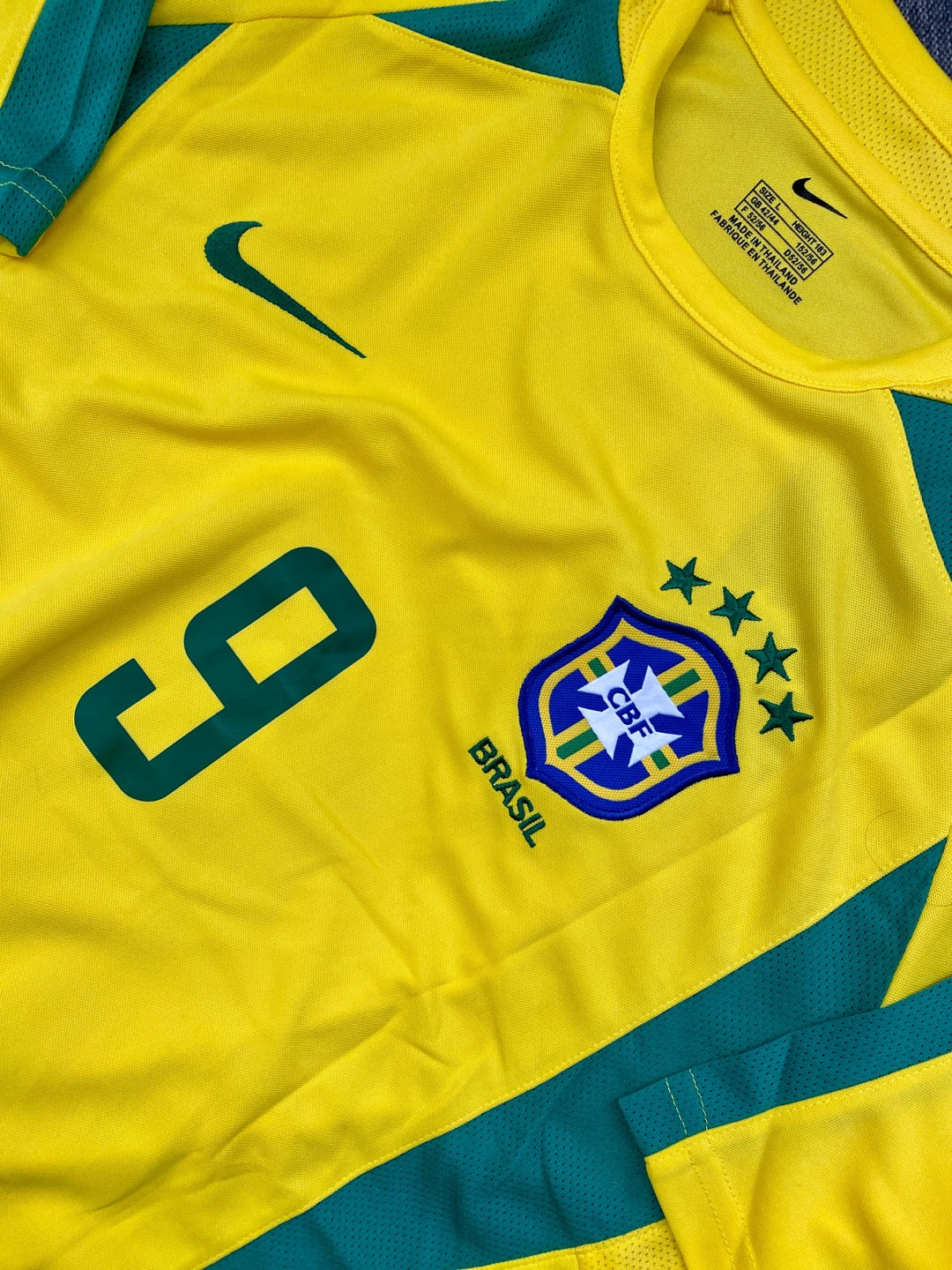 Jersey Retro Brasil 2002 Local Ronaldo Campeón detalle
