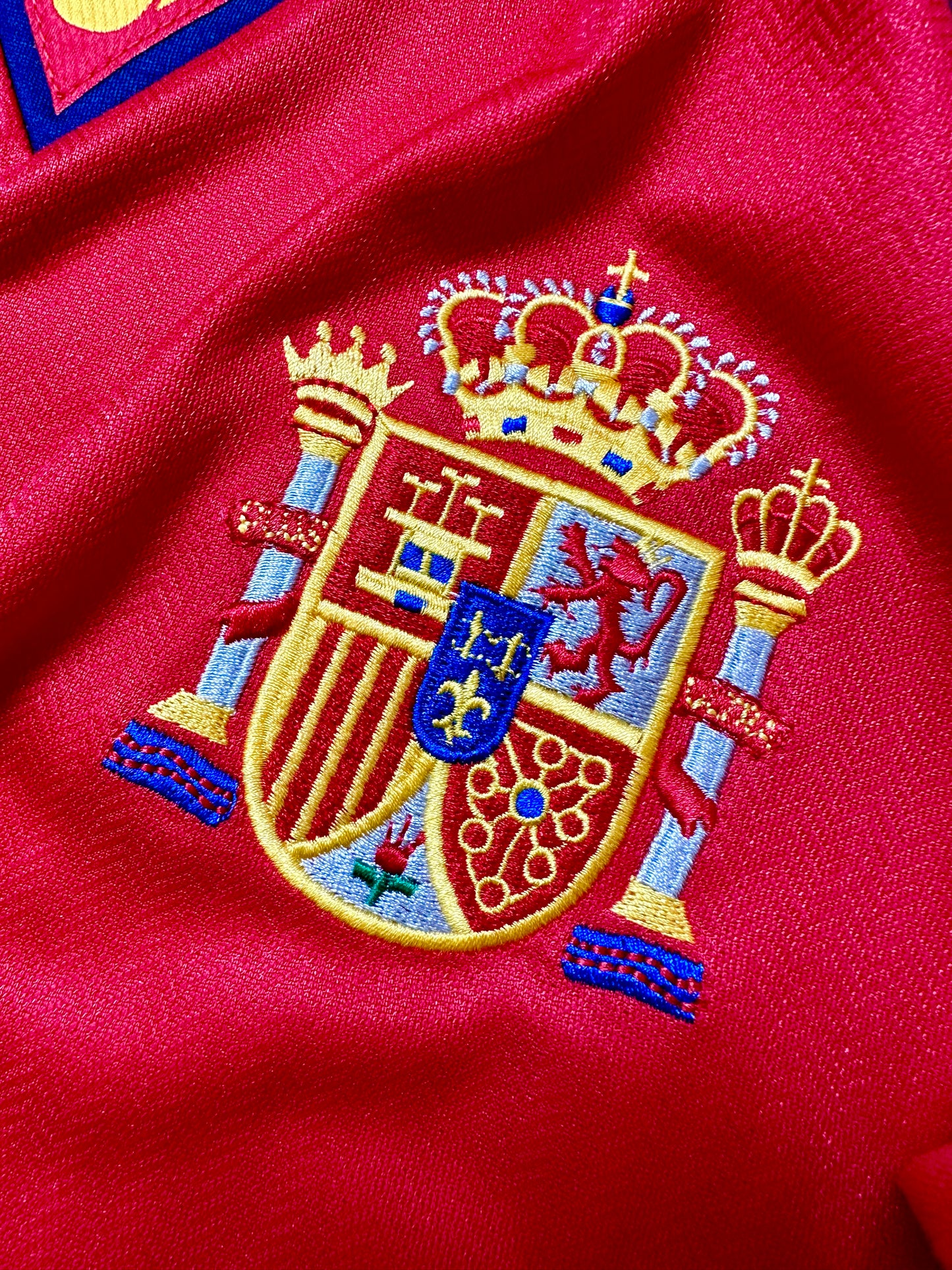Jersey Retro España 1998 Local Raúl escudo