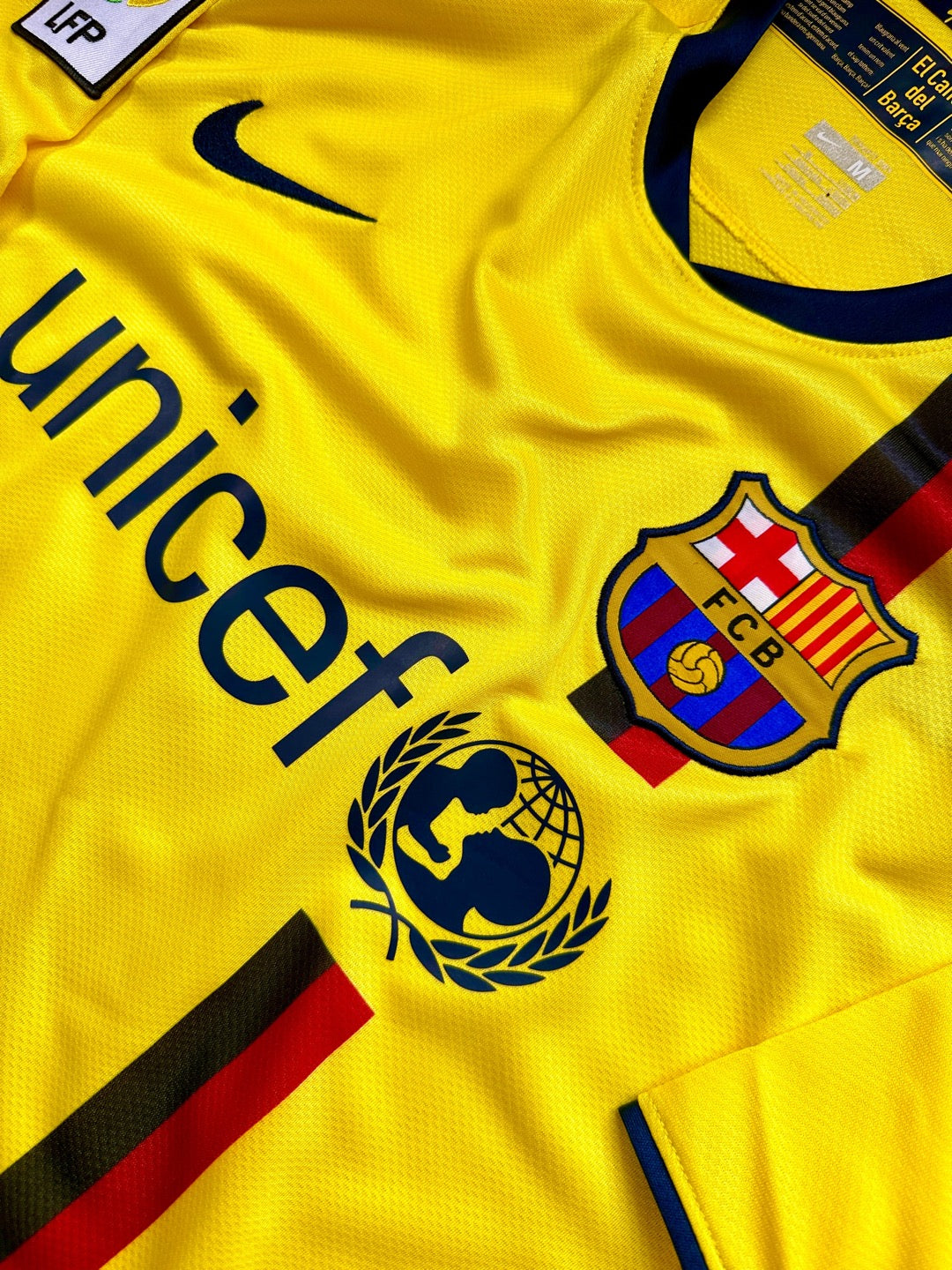Jersey Retro Barcelona 2008 2009 Visita Iniesta detalle