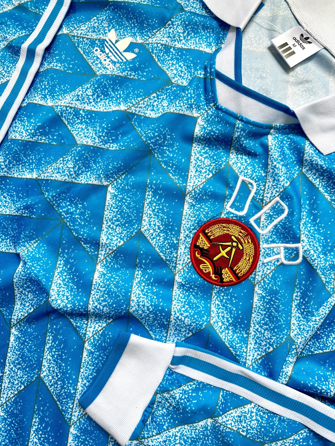 Jersey Retro Alemania Oriental 1988 Local Manga Larga DETALLE