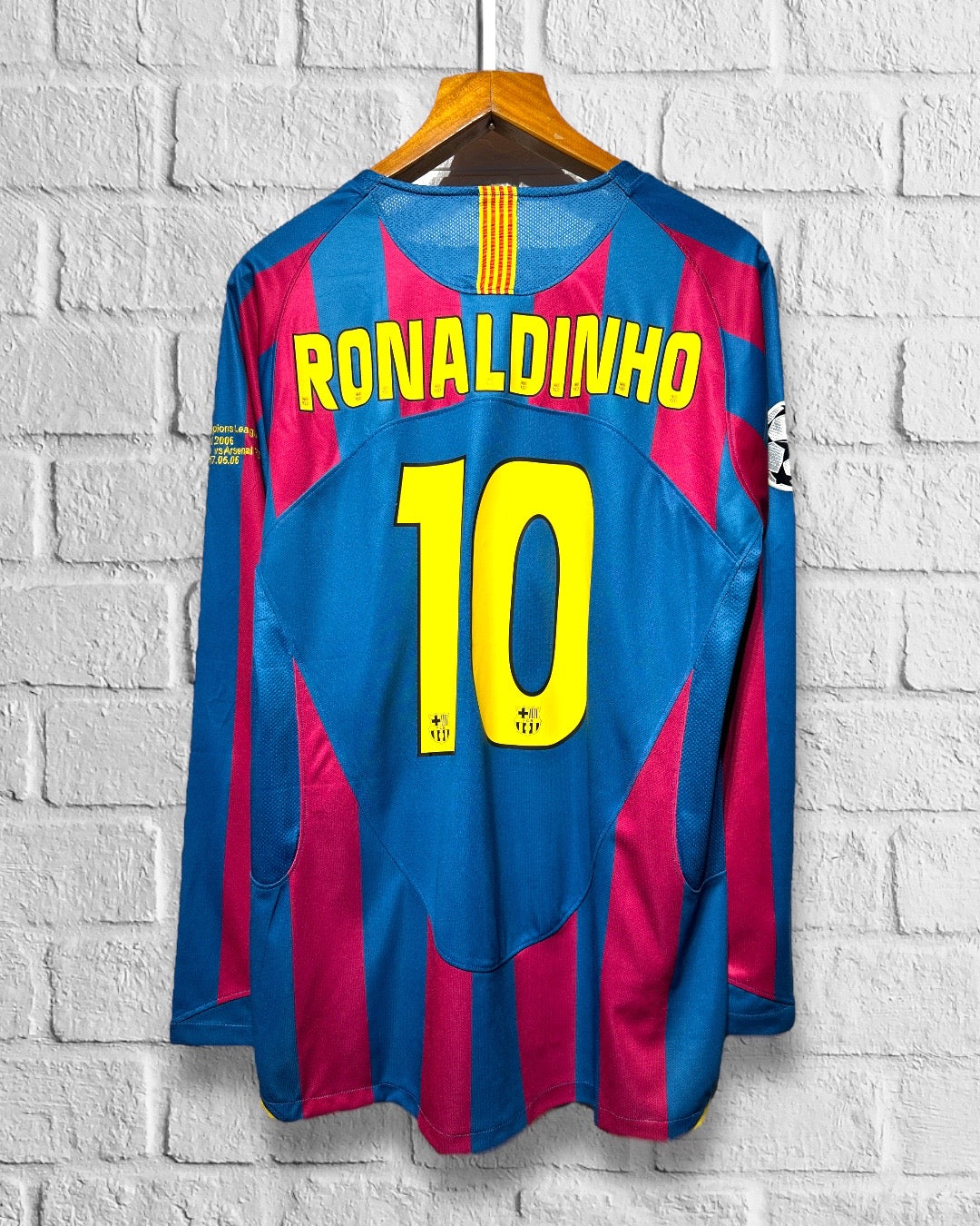 Jersey Retro Barcelona 2006 Local Manga Larga Ronaldinho Champions League DORSAL