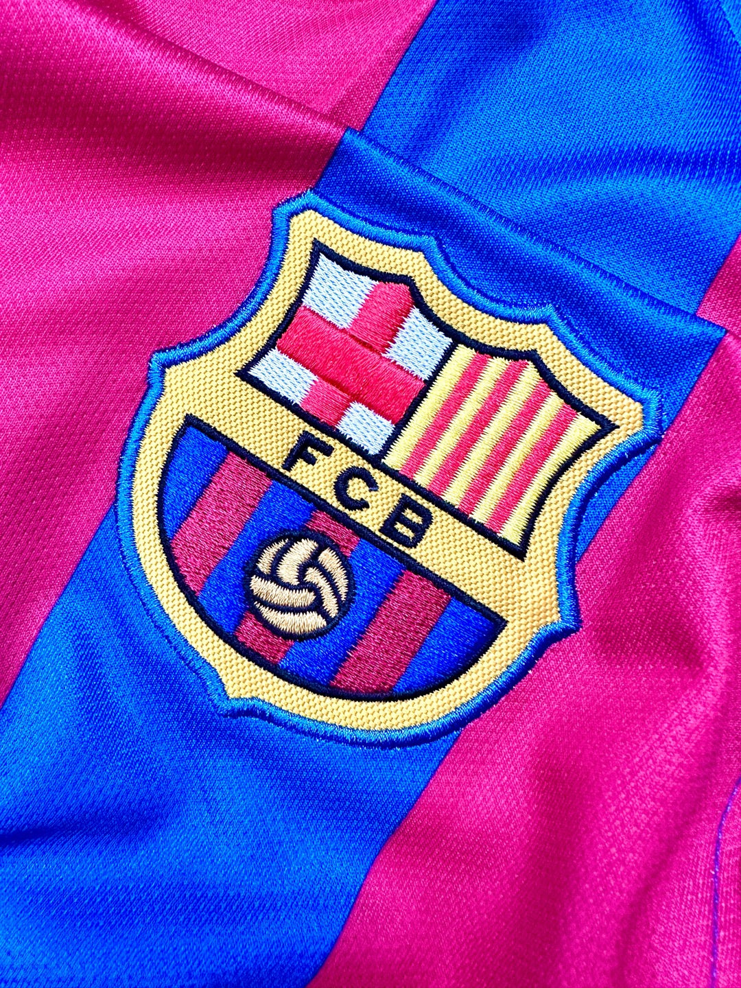 Jersey Retro Barcelona 2006 Local Manga Larga Ronaldinho Champions League ESCUDO