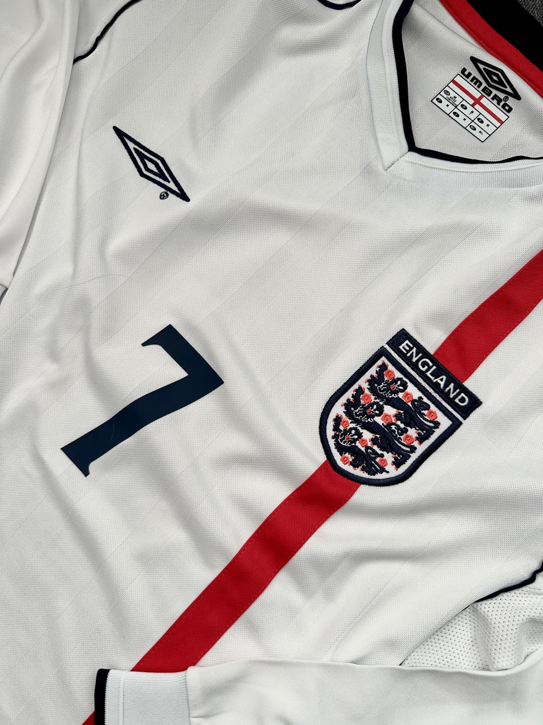 Jersey Retro Inglaterra 2002 Local Manga Larga Beckham detalle