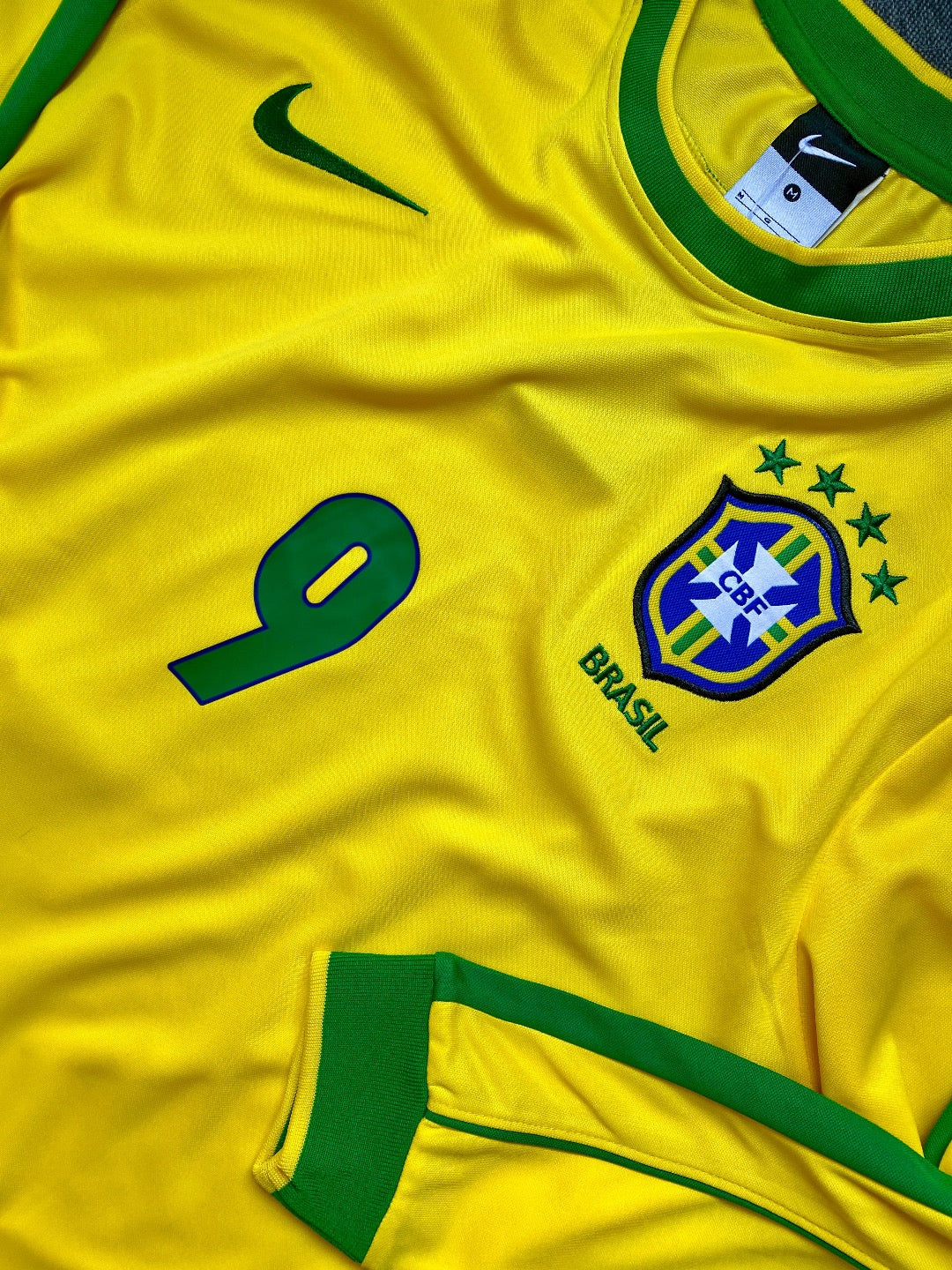 Jersey Retro Brasil 1998 Local Ronaldo Manga Larga detalle